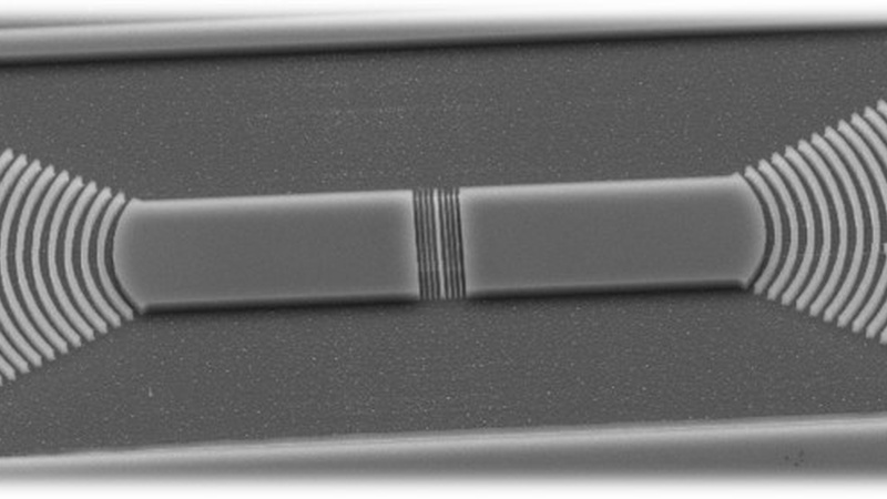 Electron microscope image of a silicon nitride photonic device including grating coupler, waveguide and photonic cavity fabricated at the QR laboratory in INRiM. |  ph: INRiM 