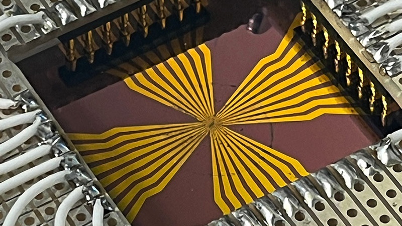 External packaging of a reservoir computing chip based on memristive switching networks of silver nanowires. |  ph. INRiM 