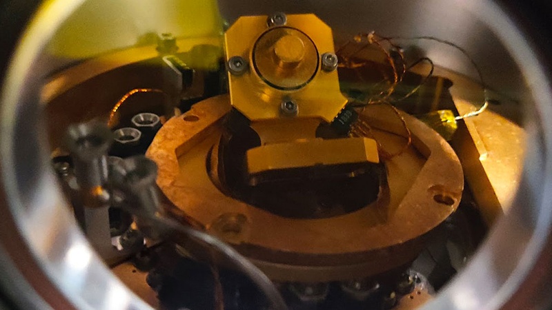 Detail of a cryostat for characterization of NV color centers in diamond and other materials (Metrology for Quantum Sensing) |  ph: INRiM 