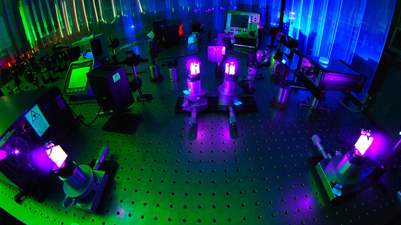 Detail of the optical path of light pulses from a femtosecond laser in the single-photon entangled source laboratory. |  ph: INRiM 