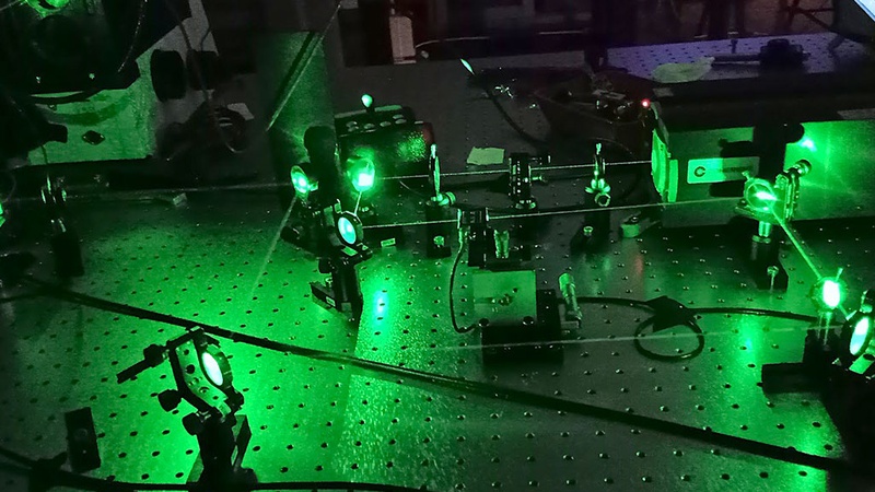 Detail of the laser pumping system of single-photon confocal microscopes of the Laboratory for Photonic Technologies |  ph. INRiM 
